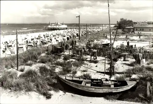 Ak Ostseebad Ahlbeck Heringsdorf auf Usedom, Blick zur Seebrücke, Strand, Boote, Strandkörbe