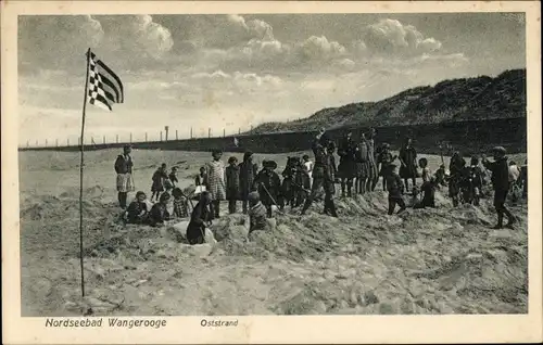 Ak Nordseebad Wangerooge in Ostfriesland, Oststrand, Kinder beim Sandburgenbau, Fahne