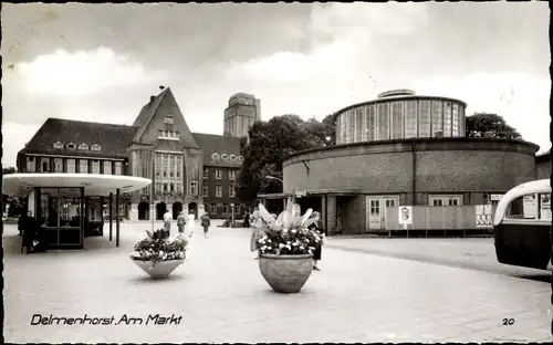 Ak Delmenhorst, am Markt, Blumenkübel, Bus, Haltestelle, Passanten