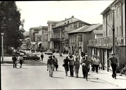 Ak Ostseebad Heringsdorf auf Usedom, Friedensstraße, Passanten