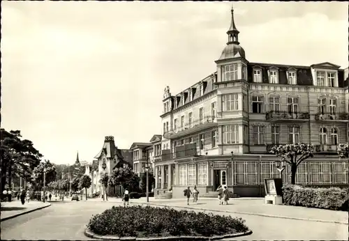 Ak Ostseebad Zinnowitz auf Usedom, Straßenpartie, Gebäude