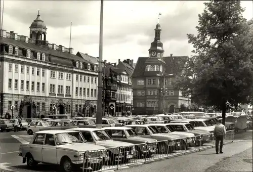 Ak Lutherstadt Eisenach in Thüringen, Markt mit Schloss und Rathaus, Parkplatz