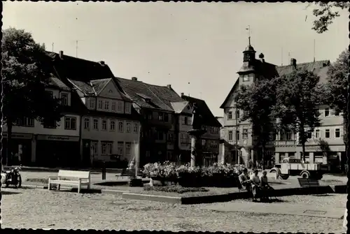 Foto Ak Schleusingen in Thüringen, Platz, Brunnen, Passanten