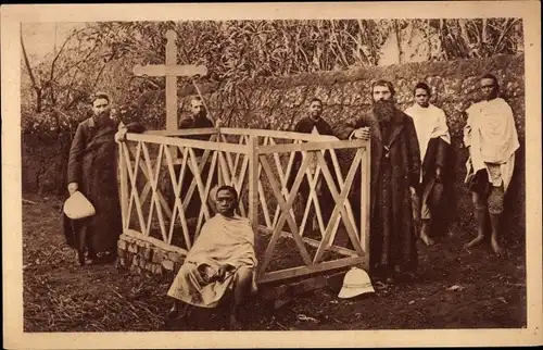 Ak Mission in Afrika, Missionare, Einheimische, Holzkonstruktion