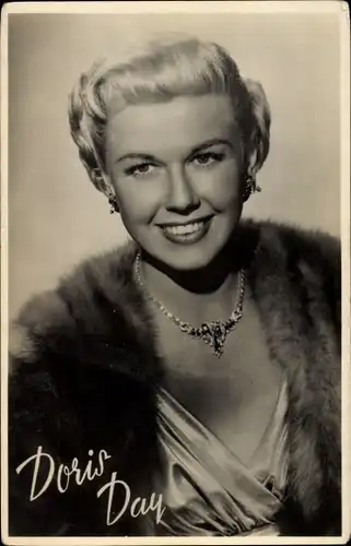 Ak Schauspielerin Doris Day, Portrait, Pelz