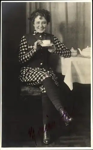 Foto Ak Schauspielerin Marion Heiden am Kaffeetisch sitzend, Autogramm