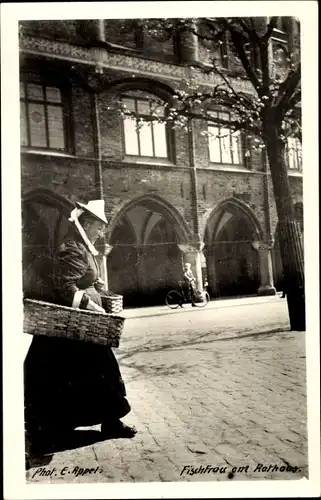 Foto Ak Lübeck in Schleswig Holstein, Fischfrau am Rathaus