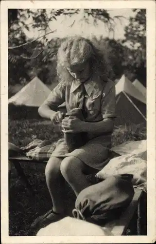 Ak Pfadfinderin schneidet ein Brot, Zeltlager