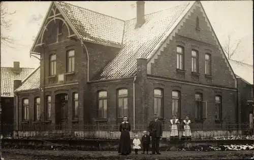 Ak Wieren Wrestedt in der Lüneburger Heide, Familie und Dienstmädchen vor einem Wohnhaus