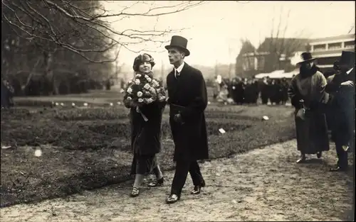 Foto Ak Heemstede Nordholland Niederlande, Blumenausstellung 1925, Prinzessin Juliana, Besucher