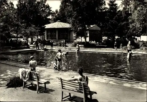 Ak Schönau Falkenstein im Vogtland, Schwimmbad, Badegäste