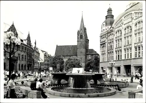 Foto Ak Erfurt in Thüringen, Platz mit Brunnen, Kirche