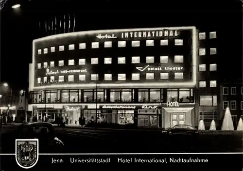 Ak Jena in Thüringen, Blick auf das beleuchtete Hotel International bei Nacht, Wappen