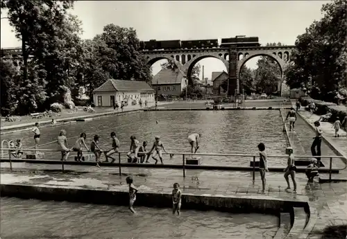 Ak Stadtilm in Thüringen, Schwimmbad, Badende, Eisenbahn, Viadukt, Eisenbahnbrücke