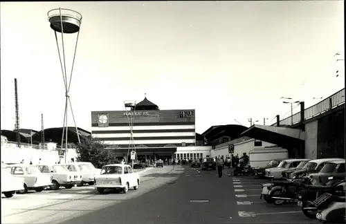 Ak Halle an der Saale, Parkplatz am Bahnhof, Halle 15