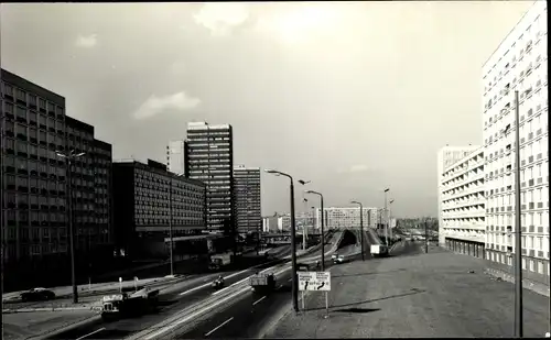 Foto Ak Halle an der Saale, Straßenansicht, Hochhäuser