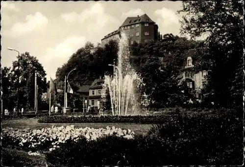 Ak Greiz im Vogtland, Springbrunnen, Platz, Burg