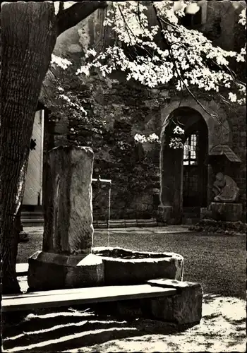 Ak Saalfeld an der Saale Thüringen, Alter Brunnen im Klosterhof