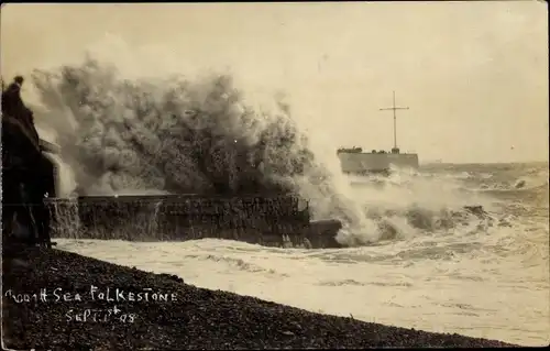 Foto Ak Folkestone Kent England, Meerpartie