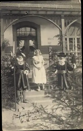 Foto Ak Karneval 1922, Frau und Männer in Kostümen