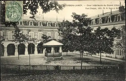 Ak Bourbon Lancy Saône et Loire, Innenhof des Grand Hotel