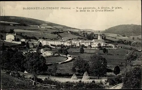 Ak St-Bonnet-Le-Troncy Rhone, Gesamtansicht, rechts, 2. Plan, der Bois de la Croix-Nicelle
