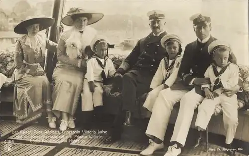 Ak Kaiser Wilhelm II, Prinz Adalbert, Prinzessin Viktoria Luise, Kaiseryacht SMS Hohenzollern