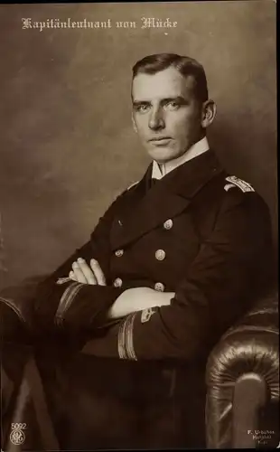 Ak Kapitänleutnant Hellmuth von Mücke, Sitzportrait in Uniform, Kaiserliche Marine