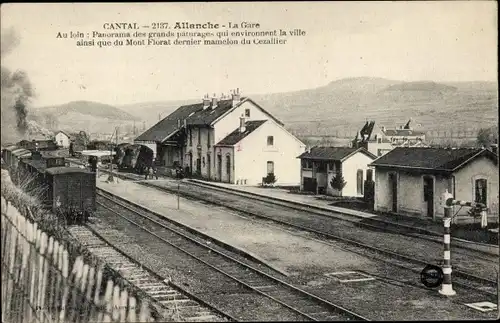 Ak Allanche Cantal, Bahnhof Gleisseite, Eisenbahn, Mont Florat