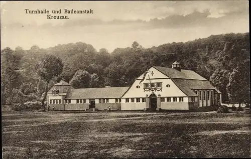 Ak Kreuzau in der Eifel, Turnhalle und Badeanstalt