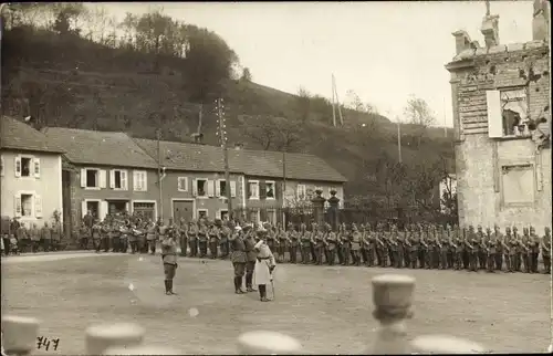 Foto Ak Landsberg am Lech Oberbayern, Deutsche Soldaten in Uniform, Kompanie beim Appell