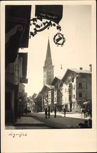 Foto Ak Kitzbühel in Tirol, Stadtpartie, Kirche