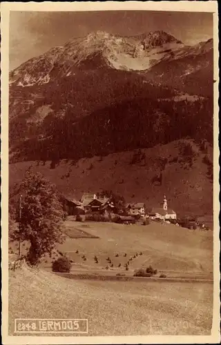 Foto Ak Lermoos in Tirol, Stadtpanorama mit Gebirge