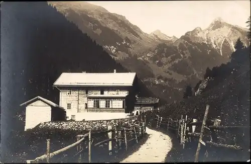 Foto Ak Zillergrund Tirol, Ortsansicht, Wohnhaus, Berge, 1922