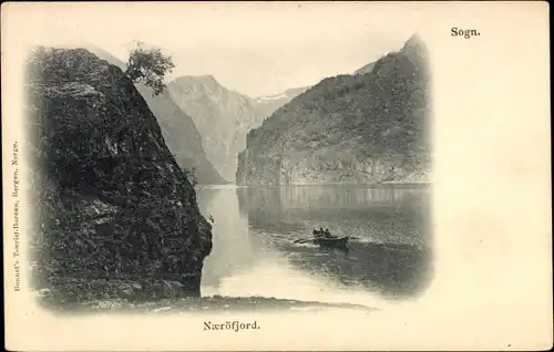 Ak Sogn Norwegen, Naeröfjord, Ruderboot im Fjord, Felsenpartie, Berge