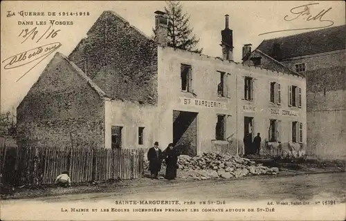 Ak Sainte Marguerite Vosges, la Mairie et les Ecoles incendiees pendant les combats autour