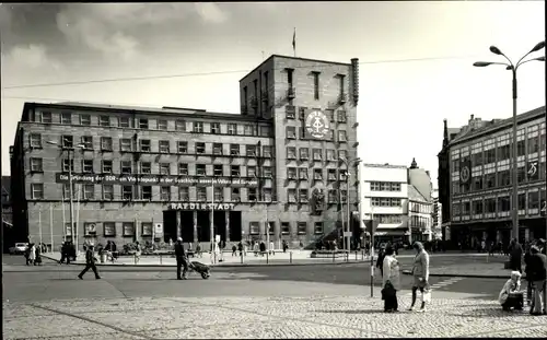 Foto Ak Halle an der Saale, Rat der Stadt, Rathaus, Passanten