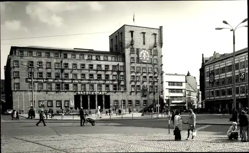 Foto Ak Halle an der Saale, Rat der Stadt, Rathaus, Passanten