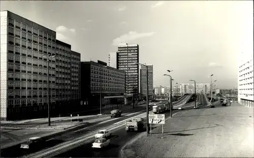 Foto Ak Halle an der Saale, Straßenansicht, Hochhäuser