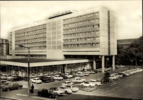 Ak Leipzig in Sachsen, Interhotel Stadt Leipzig, Parkplatz