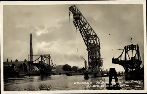 Ak Wilhelmshaven in Niedersachsen, Der größte Schwimmkran der Welt fährt durch die größte Drehbrücke