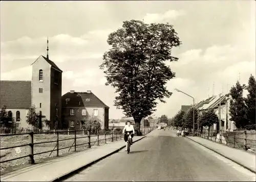 Ak Jeßnitz Jessnitz in Anhalt, Straßenpartie vor dem Halleschen Tor, Kirche