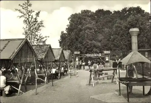 Ak Petersberg im Saalekreis, HO-Fernsehgaststätte Waldschenke, Grill, Gäste