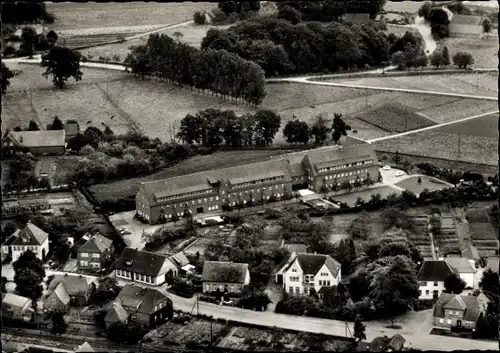 Ak Neuenkirchen Vörden, Fliegeraufnahme, Blick auf langes Backsteingebäude