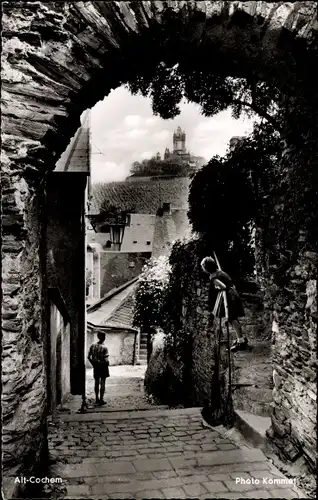 Ak Cochem an der Mosel, Altstadt, Tor, Gasse