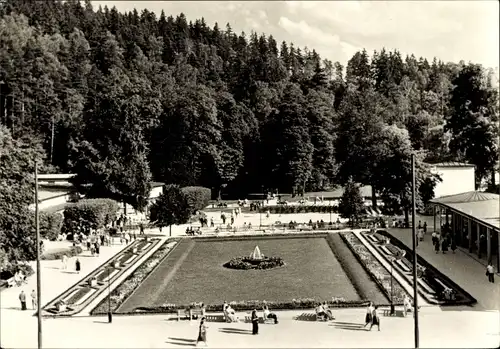 Ak Bad Elster im Vogtland, Blick auf den Badeplatz, Springbrunnen