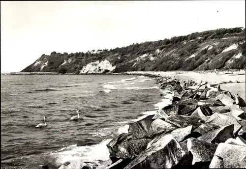 Ak Kloster Insel Hiddensee in der Ostsee, Strand mit Blick zur Hucke