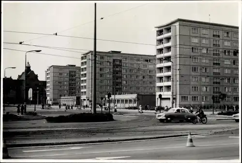 Foto Ak Karl Marx Stadt Chemnitz in Sachsen, Straßenpartie, Hochhäuser, Auto