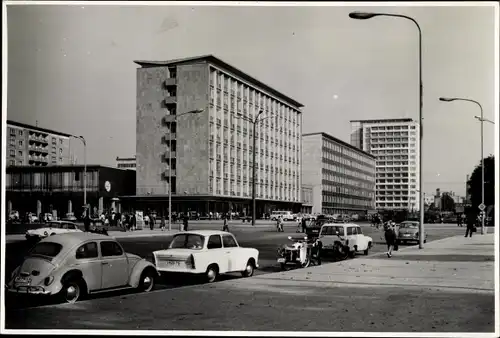 Foto Ak Karl Marx Stadt Chemnitz in Sachsen, Straßenpartie, Hochhäuser, Autos