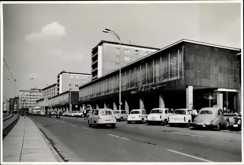 Foto Ak Karl Marx Stadt Chemnitz in Sachsen, Gebäude Delikat, Autos